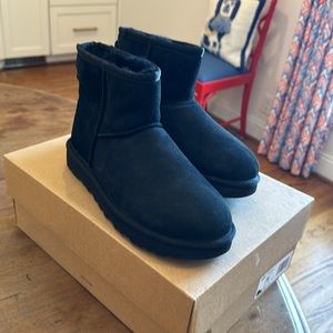 **New in box** UGGS- black classic mini II women’s size 6